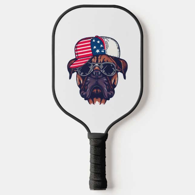 Boxer Hund trägt White Red Blue Pickleball Schläger (Vorderseite)