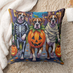 Boxer Hunde beim Trick-or-Treat in Halloween-Kostü Kissen