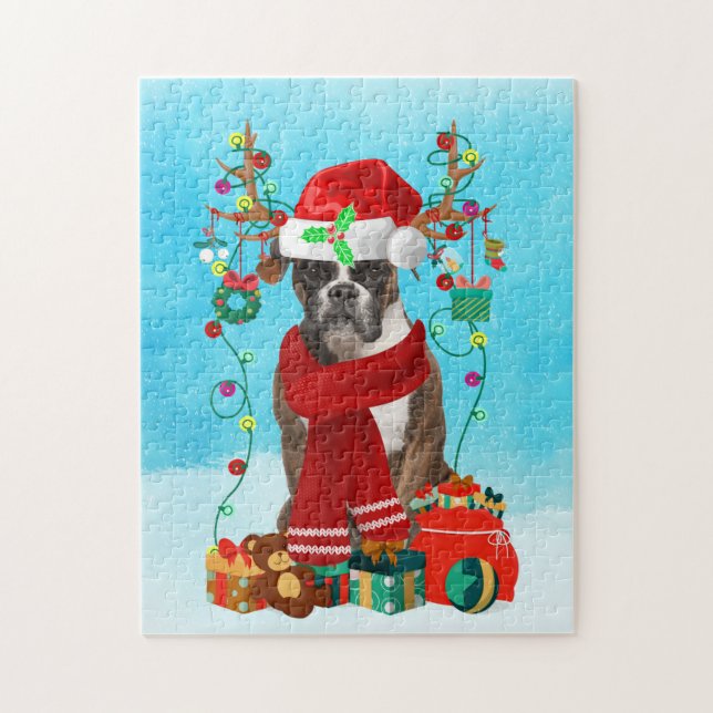 Boxer im Schnee mit Weihnachtsgeschenken (Vertikal)
