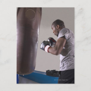 Boxer mit Stanzbeutel im Fitnessraum Postkarte