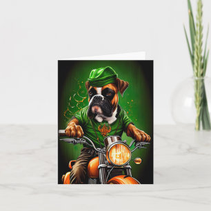 Boxerhund fährt Fahrrad am St. Patrick's Day Karte