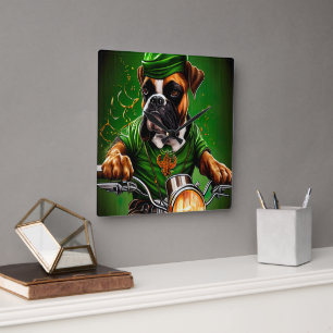 Boxerhund fährt Fahrrad am St. Patrick's Day  Quadratische Wanduhr