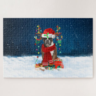 Boxerhund mit Weihnachtsgeschenken