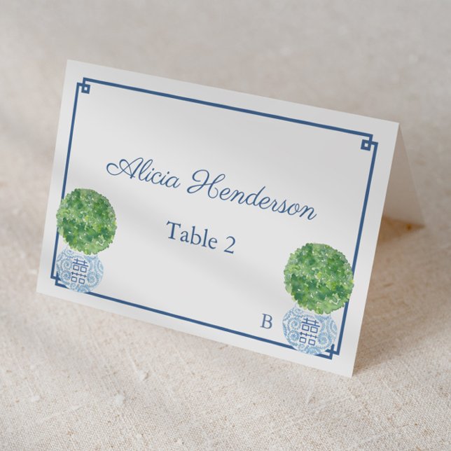 Boxwood Topiary Ginger Jar Wedding Platzkarte Tischnummer (Individual place card design featuring boxwood topiary and navy and white greek key, ginger jars)