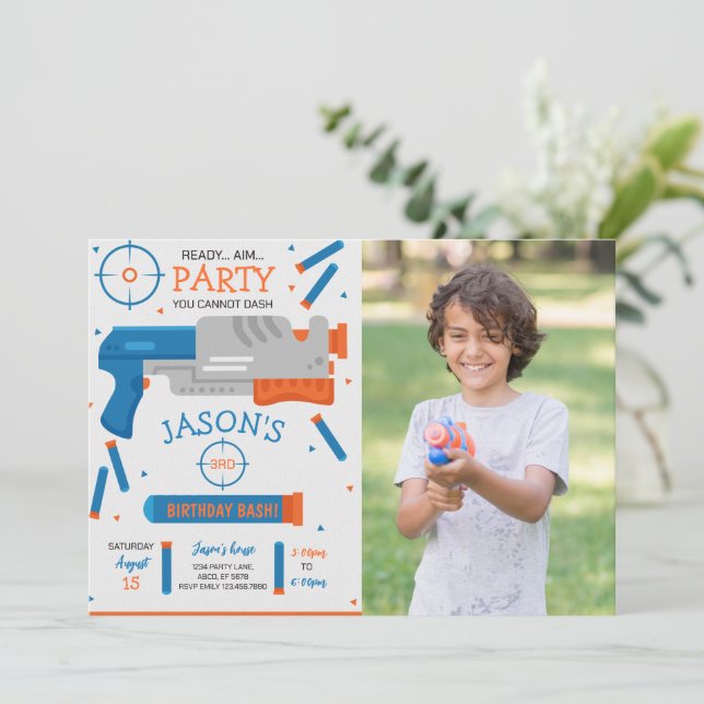 Boy Dart Gun War Birthday Party Foto Einladung (Stehend Vorderseite)