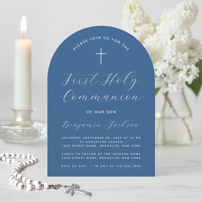 Boy First Communion Classic Blue Arch Cross Script Einladung (Von Creator hochgeladen)