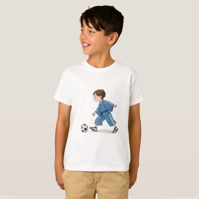 Boy in kimono playing soccer T-Shirt (Vorne ganz)
