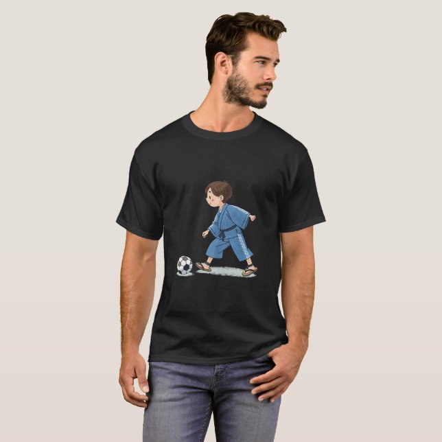 Boy in kimono playing soccer T-Shirt (Vorne ganz)