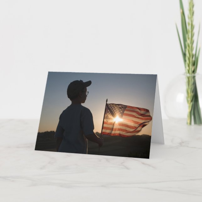 Boy Scout Holding USA Flag Karte (Vorderseite)