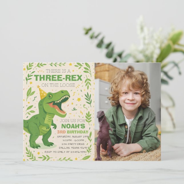 Boy Three-Rex Dinosaur Birthday Photo Einladung (Stehend Vorderseite)