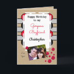 Boyfriend happy birthday red grey foto rustic karte<br><div class="desc">Happy Birthday to my Gorgeous Boyfriend. Foto von greeting card for him. Tell your boyfriend he is amazing and you love him. Grey,  red and black,  with two fotos,  front and inside left. *Kraft graphic effect background. *Real Kraft card is not used</div>