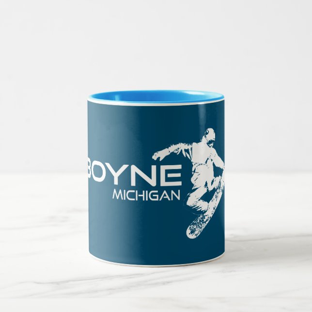 Boyne Mountain Resort Michigan Snowboarder Zweifarbige Tasse (Mittel)