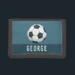 Boys Blue und Sportaktivitäten Fußball Fußball Bal Trifold Geldbörse<br><div class="desc">Dieses coole und moderne Design der Kindertasche ist mit einer Fußball-Illustration (UK Football) versehen und kann mit dem Namen Ihres Jungen in einer sportlichen Typografie personalisiert werden. Ideal für einen sportlichen Liebhaber!</div>