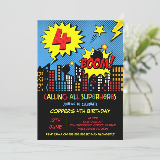 Boys Boom Comic Superhero 4. Geburtstag Einladung (Stehend Vorderseite)