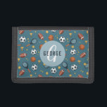 Boys Cool Sports Monogram Kids Trifold Geldbörse<br><div class="desc">Dieses coole und moderne Design der monogramm-Brieftasche enthält ein sportliches Illustrationsmuster mit Fußball,  Fußball,  Basketball,  Tennisschläger und Trophäen und kann mit dem Namen Ihres Jungen personalisiert sein und in sportlicher Typografie beginnen. Das perfekte mit Monogramm Geschenk für jeden Sportler!</div>