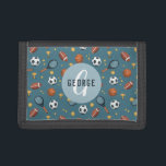 Boys Cool Sports Monogram Kids Trifold Geldbörse<br><div class="desc">Dieses coole und moderne Design der monogramm-Brieftasche enthält ein sportliches Illustrationsmuster mit Fußball,  Fußball,  Basketball,  Tennisschläger und Trophäen und kann mit dem Namen Ihres Jungen personalisiert sein und in sportlicher Typografie beginnen. Das perfekte mit Monogramm Geschenk für jeden Sportler!</div>