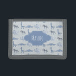 Boy's First Wallet Blue Safari Muster mit Namen Trifold Geldbörse<br><div class="desc">Das Portemonnaie dieses zauberhaften Jungen ist mit einem blauen Aquarellgiraffe,  Elefanten,  Krokodil- und Zebramuster versehen und bietet Ihnen die Möglichkeit,  den Namen Ihres kleinen Jungen hinzuzufügen. Ideal für die erste Brieftasche Ihres Kleinkindes! Karo aus der Erholung unserer Kollektion für andere niedliche blaue Safaritiere!</div>