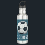 Boys Modern Blue Sporty Soccer Kinder Edelstahlflasche<br><div class="desc">Diese niedliche und moderne Stahlwasserflasche enthält eine Fußball-Ball-Abbildung mit blauem Hintergrund und Platz zum Hinzufügen von Namen und Jersey-Nummer (oder Alter!). Ideal für sportliche Liebhaber oder einen aufstrebenden Athleten. Ideal für Kinder oder Erwachsene,  das perfekte Fußball-Trainingsgeschenk.</div>