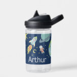 Boys Niedlich Blue Rocket Ship Space Kids School Trinkflasche<br><div class="desc">Dieses niedliche und moderne Wasserflaschendesign der Kinderschule zeichnet sich durch ein Raumdesign aus,  mit einem Raketenschiff,  Astronaut,  Sternen,  Planeten und Mond und kann mit Ihrem Jungennamen personalisiert werden. Der perfekte blaue Raum und die erdthematische Ergänzung zu Ihren Jungs Schulbedarf,  perfekt für Vorschul- oder Kindergarten!</div>