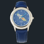 Boys Niedlich Blue Rocket Ship Space und Name Kids Armbanduhr<br><div class="desc">Diese niedliche Kinderuhr besticht durch ein hübsches und farbenprächtiges Handgezeichnetes Raketenschiff im Weltraum. Dieses einzigartige blaue Design bietet auch einen Platz,  wo Sie Ihren Jungs Namen hinzufügen können. Mit leicht lesbaren Zahlen ist dieses Design perfekt für die erste Armbanduhr Ihres Kindes oder Kleinkindes!</div>