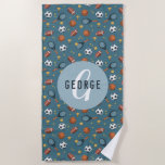 Boys Niedlich Blue Sports Monogram Kids Strandtuch<br><div class="desc">Dieses niedliche und unterhaltsame Badetuch ist mit einem sportlichen Cartoon,  Basketball,  Tennisschläger und -ball,  Fußball,  Fußball,  Trophäe und Sternen auf blauem Hintergrund ausgestattet. Das Handtuch-Set kann mit Ihrem Jungs Namen und Monogramm personalisiert werden. Ideal für jeden Sportler.</div>