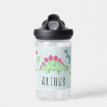 Boys Niedlich Blue T-Rex Dinosaur School Trinkflasche<br><div class="desc">Dieses niedliche und moderne Kinderwasserflaschendesign besticht durch einen blauen Dinosaurier-Cartoon mit einem T-Rex,  Triceratops und anderen niedlichen Dschungeldesigns. Die Flasche kann mit Ihrem Jungennamen personalisiert werden. Die perfekte Dinosaurier-Thematisierung für Ihre Kinder,  perfekt für Kindergarten oder Vorschulen.</div>