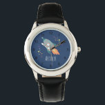 Boys Niedlich Rocket Ship Cartoon & Name Kids Armbanduhr<br><div class="desc">Diese niedliche,  blaue Kinderuhr ist mit einem Raketenschiff-Cartoon ausgestattet und kann mit Ihrem Jungs-Namen und Monogramm personalisiert werden. Mit klaren,  leicht lesbaren Zahlen ist diese "erste" Uhr ideal für Kinder oder Kleinkinder,  die gerade erst mit dem Lernen beginnen. Das perfekte Raumgalaxie-Design für Ihr Kleines!</div>