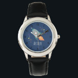 Boys Niedlich Rocket Ship Cartoon & Name Kids Armbanduhr<br><div class="desc">Diese niedliche,  blaue Kinderuhr ist mit einem Raketenschiff-Cartoon ausgestattet und kann mit Ihrem Jungs-Namen und Monogramm personalisiert werden. Mit klaren,  leicht lesbaren Zahlen ist diese "erste" Uhr ideal für Kinder oder Kleinkinder,  die gerade erst mit dem Lernen beginnen. Das perfekte Raumgalaxie-Design für Ihr Kleines!</div>