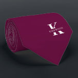 Boysenberry | Elegante Monogramm Name | beidseitig Krawatte<br><div class="desc">Eine elegante zweiseitige Krawatte mit einem fett-weißen Monogramm über einen lila Hintergrund der Boysenberry. Zusätzlich zu diesem Monogramm sitzt Ihr Vor- oder Nachname in allen Hauptstädte. Wenn Sie einen mutigeren Blick auf den persönlichen Namen im großen Buchstaben bevorzugen, können Sie folgendes tun: Benutzen Sie die Funktion Anpassen/Bearbeiten und klicken Sie...</div>