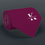 Boysenberry | Elegante Monogramm Name | beidseitig Krawatte<br><div class="desc">Eine elegante zweiseitige Krawatte mit einem fett-weißen Monogramm über einen lila Hintergrund der Boysenberry. Zusätzlich zu diesem Monogramm sitzt Ihr Vor- oder Nachname in allen Hauptstädte. Wenn Sie einen mutigeren Blick auf den persönlichen Namen im großen Buchstaben bevorzugen, können Sie folgendes tun: Benutzen Sie die Funktion Anpassen/Bearbeiten und klicken Sie...</div>