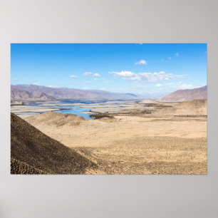Brahmaputra Fluss und Wüstenlandschaft - Tibet Poster