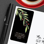 Branch und Berries Black Christmas Rücksendeadress Adressaufkleber<br><div class="desc">Personalisierte Rücksendeadressen-Aufkleber mit einem eleganten grünen und roten Beerenzweig auf schwarzem Hintergrund und eleganten Schriftzeichen. PASSENDE Artikel in unserer Sammlung.</div>