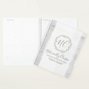 Branches rustiques en bois et feuilles botaniques