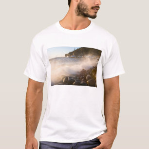 Brandung schwemmt über das Kopfsteinpflaster in Mo T-Shirt