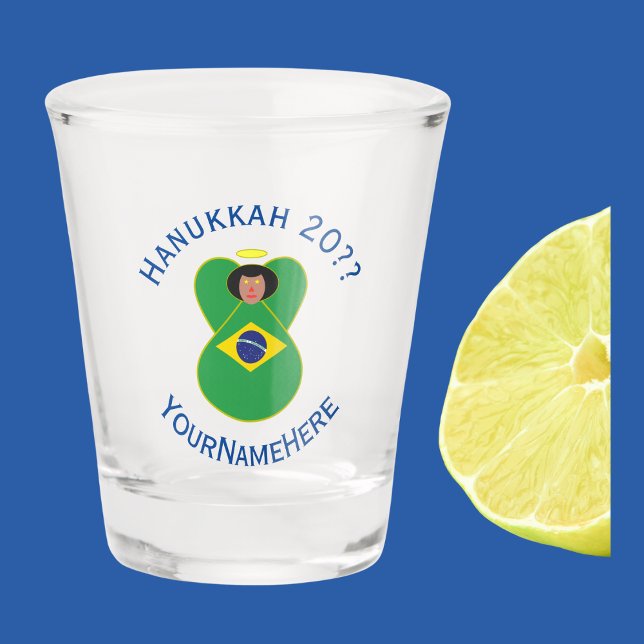 Brasilianische Angel-Flagge für Hanukkah Personali Schnapsglas (Shot glass has dark skinned angel wearing the Brazilian Flag. Personalize with holiday, year, name.)