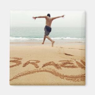 BRASILIEN. Barechest man mit einem Anzug Magnet