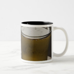 Brasilien. Ein Glas erfrischende Guarana-Energie Zweifarbige Tasse