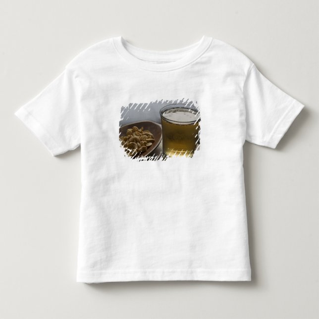 Brasilien. Ein Glas erfrischender Guarana-Energie Kleinkind T-shirt (Vorderseite)