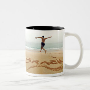 BRASILIEN. Oberkörperfreier Mann mit Schwimmanzug Zweifarbige Tasse