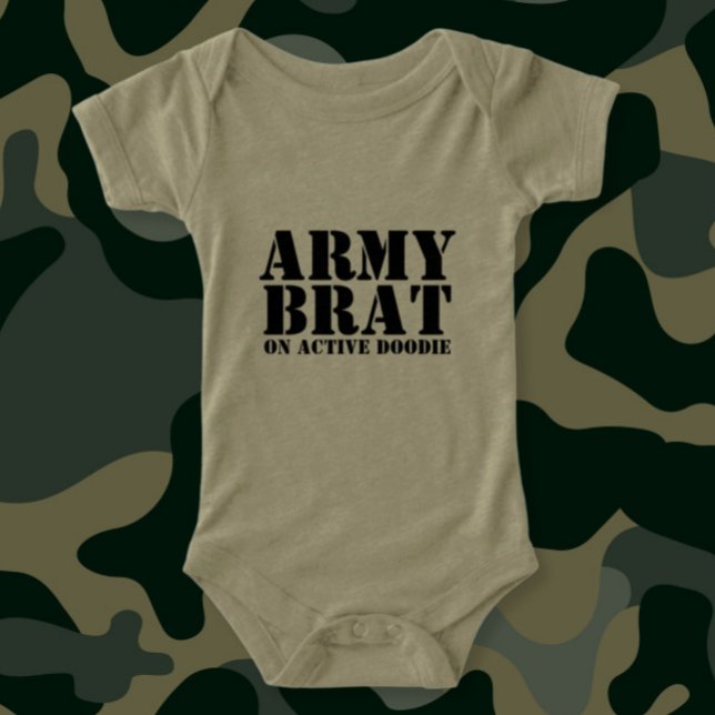 Brat de l'armée sur l'Humour de bébé Doodie actif (Army Brat on Active Doodie Baby Humor Infant T-shirt by Ricaso Funny humor new baby gift ideas)