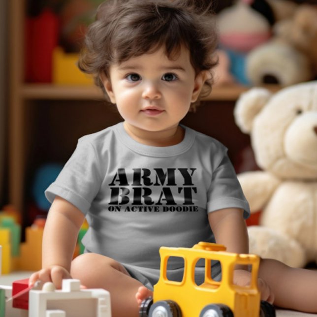 Brat de l'armée sur l'Humour de bébé Doodie actif (Army Brat on Active Doodie Baby Humor Infant T-shirt by Ricaso. New baby gift ideas for the military)