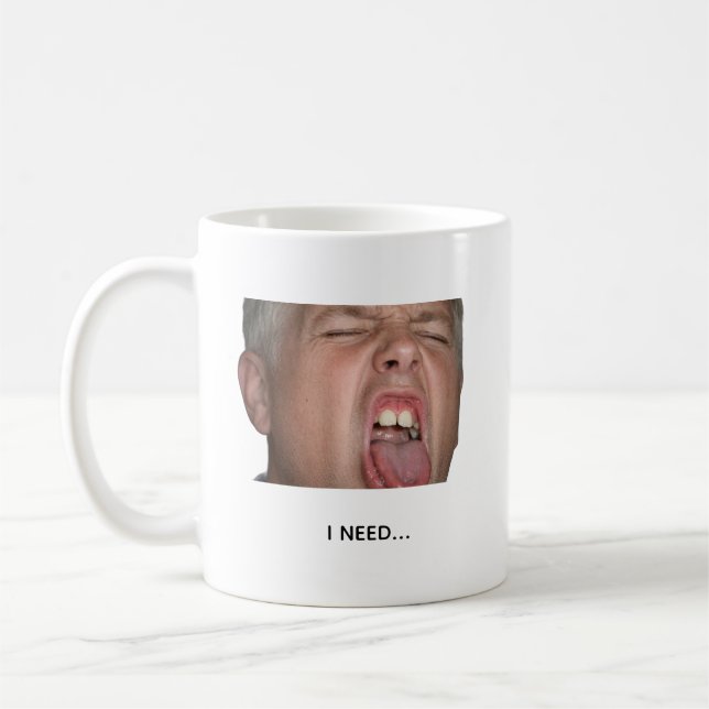 Brauche Kaffee Lustiger Kaffee Meme Tasse (Links)