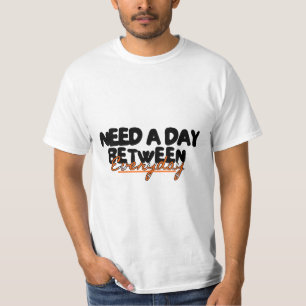 Braucht einen Tag zwischen dem Alltag Witzigen T-Shirt