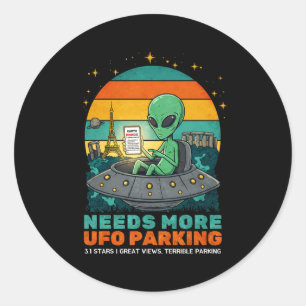 Braucht Mehr Ufo Parkplatz Lustiger Alien Erde Bew Runder Aufkleber