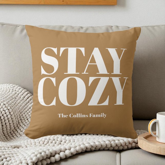 Braun Bleibe gemütliche festliche Typografie in We Kissen (Brown Stay Cozy Festive Typography Custom White Throw Pillow)