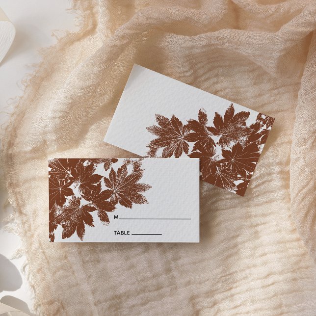 Braun Fall Leaf Briefmarke Hochzeit Platzkarte (Fall in Love with these woodsy place cards)