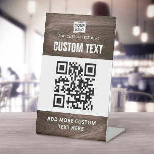 Braun-Holzkörner sehen nach Logo-QR-Code und Text  Sockelschild