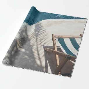 Braun-Holzmöbel in der Nähe des Wasserkörpers Geschenkpapier