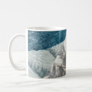 Braun-Holzmöbel in der Nähe des Wasserkörpers Kaffeetasse