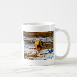 Braun und cremefarbenes Miniaturpferd im Schnee. Kaffeetasse